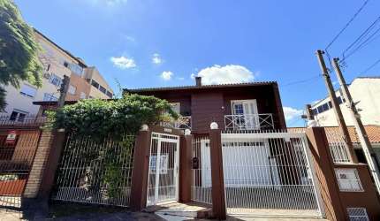 Casa 4 dormitórios sendo 1 suíte bairro Chácara das Pedras em Porto Alegre