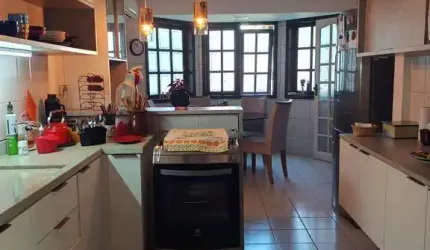 CASA COM PISCINA NA TRISTEZA