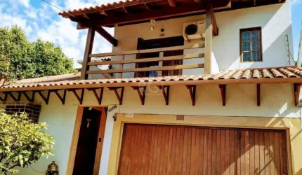 Casa com 4 dormitórios sendo que um deles é uma suíte e 2 vagas, bairro Teresópolis, Porto Alegre RS