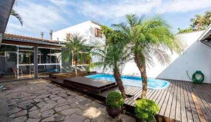 Casa de 2 dormitórios com piscina no bairro Lomba do Pinheiro