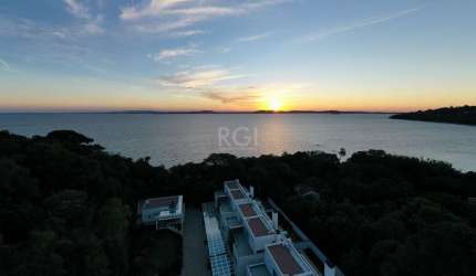 CASA EM CONDOMINIO, 3 DORMITÓRIOS, 3 SUÍTES, NO BAIRRO PEDRA REDONDA, PORTO ALEGRE/RS.