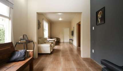 Casa semimobiliada com 188 m² de área privativa com 3 dormitórios sendo 1 suíte e 4 vagas de garagem.