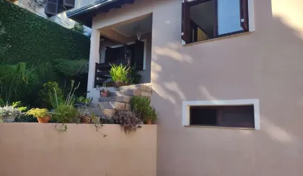 Casa com 4 quartos, suíte, piscina, lareira, churrasqueira em um terreno de 616m².