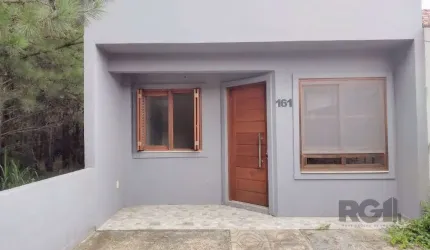 CASA TÉRREA - 2 DORMITÓRIOS, ÁREA COBERTA COM CHURRASQUEIRA , TERRAÇO - 02 VAGAS