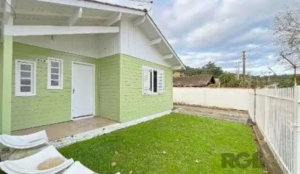 Casa em Porto Alegre, no bairro Guarujá, com 2 dormitório(s), e 2 banheiros, à venda.