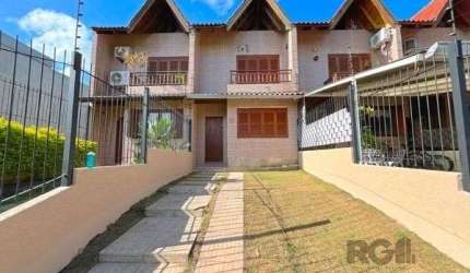 Casa em Porto Alegre, no bairro Guarujá, com 3 dormitório(s), e 3 banheiros, à venda.