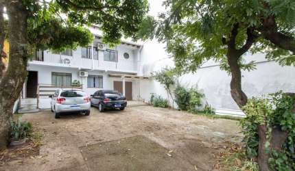 Casa ampla de 2 pavimentos com 4 dormitórios, 1 suite e 4 vagas no bairro Santa Tereza!