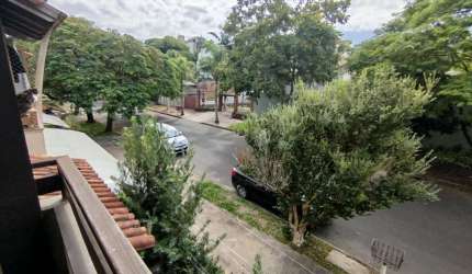 Casa com 03 quartos e 01 vaga no Bairro Cristal