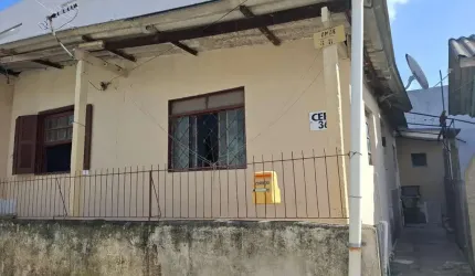Vende Casa no Bairro Cavalhada em acesso a poucos metros da Avenida. Construídos 2 residências geminadas com 1 dormitório separado, sala e cozinha integrados casa uma, mais chalé antigo de madeira.