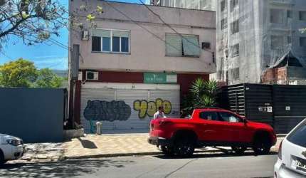 Apto de 02 dorm na João Wallig, 01 lance de escada, de frente
