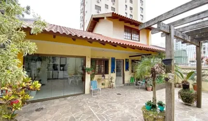 Casa térrea com edícula e salão de festas próximo ao Iguatemi