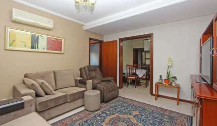 Ampla casa com 5 dormitórios e terraço no Passo da Areia