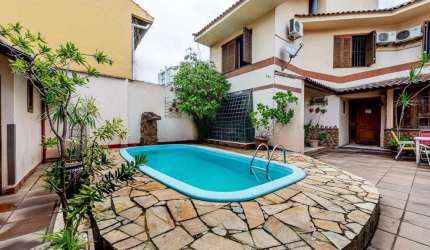 Casa com 3 suítes e 4 vagas no Bairro Boa Vista