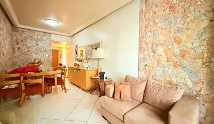 Apresentamos uma ótima oportunidade no Edificio Rosinha, localizado na charmosa Rua Barbedo, no bairro Menino Deus. Este amplo apartamento possui uma área privativa de 70,69 m² e está posicionando em