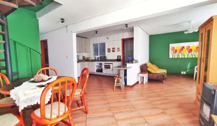 3 Dormitórios, sendo 1 Suíte Master •	Living com Dois Ambientes – no Bairro Alto Petrópolis – Amplo Terreno.