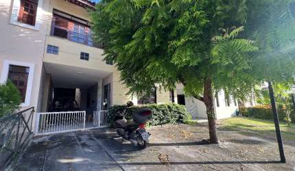 Excelente casa duplex com três suítes