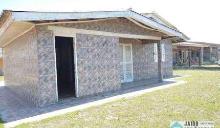 CASA COM AMPLO TERRENO A UMA QUADRA DO MAR!!