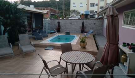 Casa com 4 dormitórios sendo com piscina