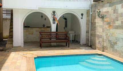 Excelente Casa Mobiliada c/ 8 Quartos e Piscina no Centro de Cabo Frio