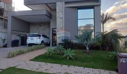 'Casa Moderna em Alphaville: Conforto e Segurança'