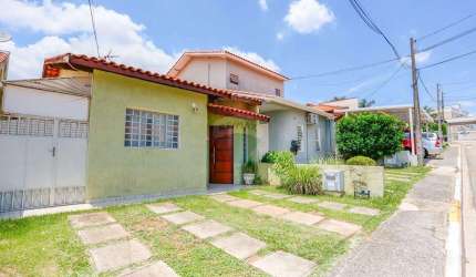 Casa a venda com 3 quartos, sendo uma 1 suíte com 68m² em condomínio village no Wanel Ville em Sorocaba