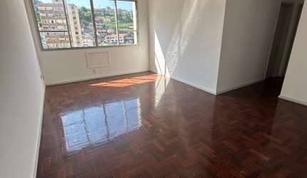 Oportunidade, apartamento com 2 quartos e vaga a 500 mestres da praia.