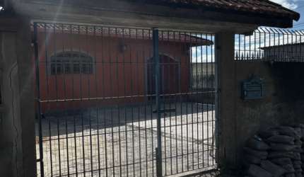 Excelente casa na Fazendinha.