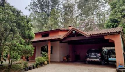 Bela chácara com 3 dormitórios, sendo 1 suíte, sala espaçosa com lareira, piscina - Aceita Permuta!