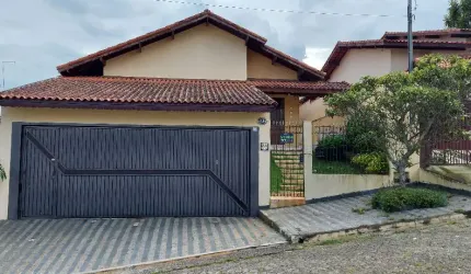Bela casa com 3 dormitórios, sendo 1 suíte com closet, 3 vagas, quintal, aceita permuta!