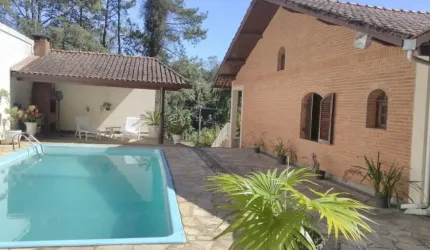 Belíssima casa em localização privilegiada com 4 dormitórios, piscina, área gourmet, 10 vagas.