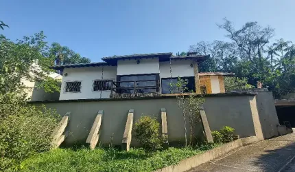 Casa com terreno de 1.520 m², 3 dormitórios, 1 suíte, 8 vagas, área churrasqueira - Aceita imóvel como parte de pagamento!