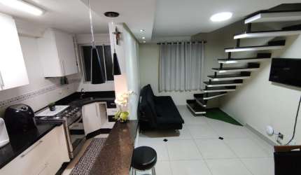 Apartamento duplex cobertura de 94m² fino acabamento, com design moderno, espaço amplo e vista panorâmica.