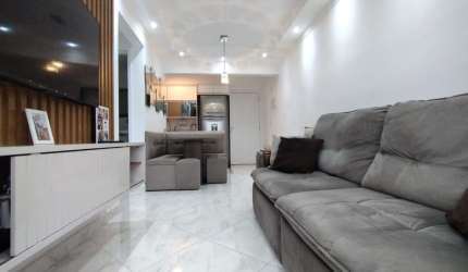 Apartamento com 57 m², 2 dormitórios, sendo 1 suíte, sala com sacada e piso porcelanato,