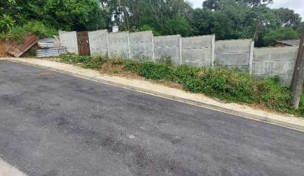 Terreno limpo com 350 metros quadrados e 15 metros de frente