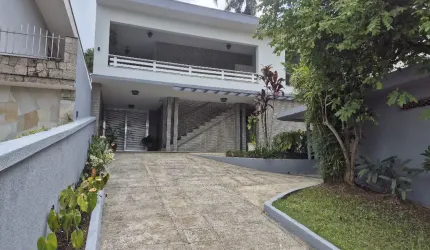Casa com 3 dormitórios, 2 suítes, 4 vagas, próximo do hospital Ribeirão Pires