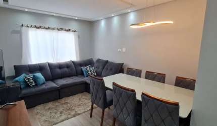 Casa moderna automatizada, com 2 suítes, área com churrasqueira e 2 vagas de garagem.
