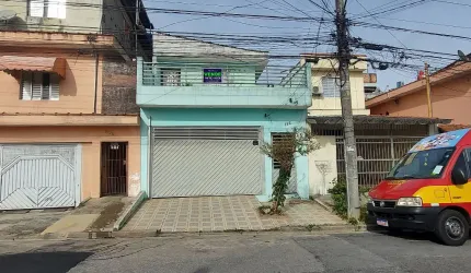 Ótimo sobrado com 4 dormitórios, 2 vagas, bem próximo da estação Guapituba da CPTM.