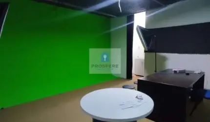 Sala comercial localizada no Caminho das Árvores,