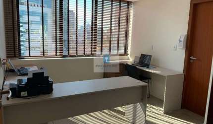 Sala comercial, 46 m², com recepção, sanitário, copa, com forro, iluminação indireta, armários planejados, bancada, ar-condicionado, vaga de garagem.