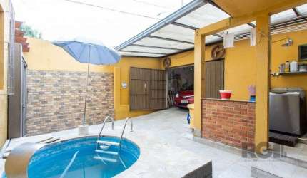 Sobrado, 3 quartos, 2 banheiros, pátio, 2 vagas, piscina - Bairro Vila Nova