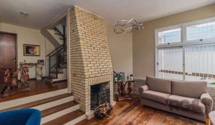 Casa com 3 dormitórios no bairro Nonoai