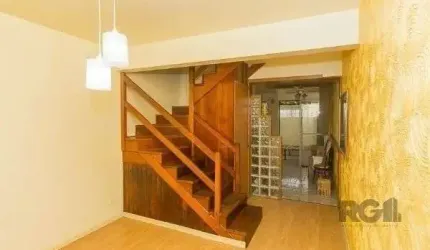 Casa condomínio no Humaitá de 3 dormitórios e vaga