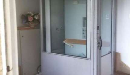 Casa com potencial residencial ou comercial, localizada em frente à Avenida Cris