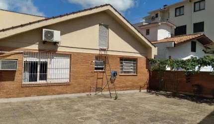 Casa com pátio e 3 dormitórios no Bairro Jardim Itu.
