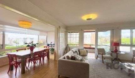 Apartamento de 3 Dormitórios com Suíte e 2 Vagas no Bairro Petrópolis - 160m²