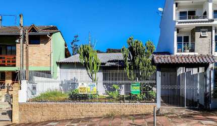Casa térrea em frente a praça