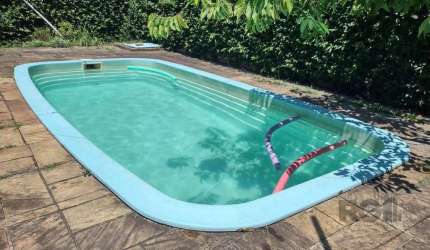 Casa de 3 dormitórios com piscina no Bairro Cristal.