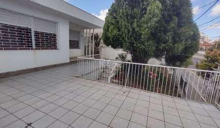 Casa à venda com 3 quartos, 1 vaga e pátio - Bairro Medianeira