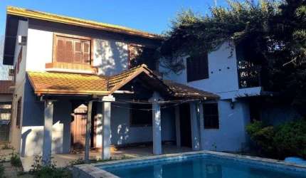 Casa de 365m² - 4 dormitórios sendo 3 suítes e 5 vagas de garagem no bairro Part