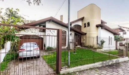 Casa 303m² - 4 dormitórios, 2 vagas no bairro Santo Antônio